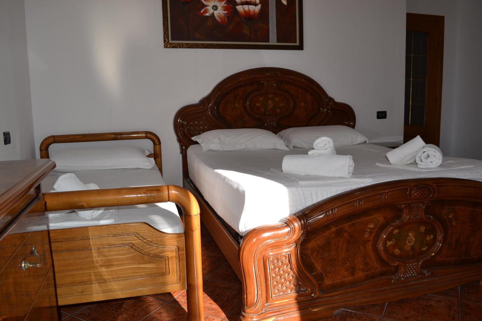 5 Bedrooms In Apartament *