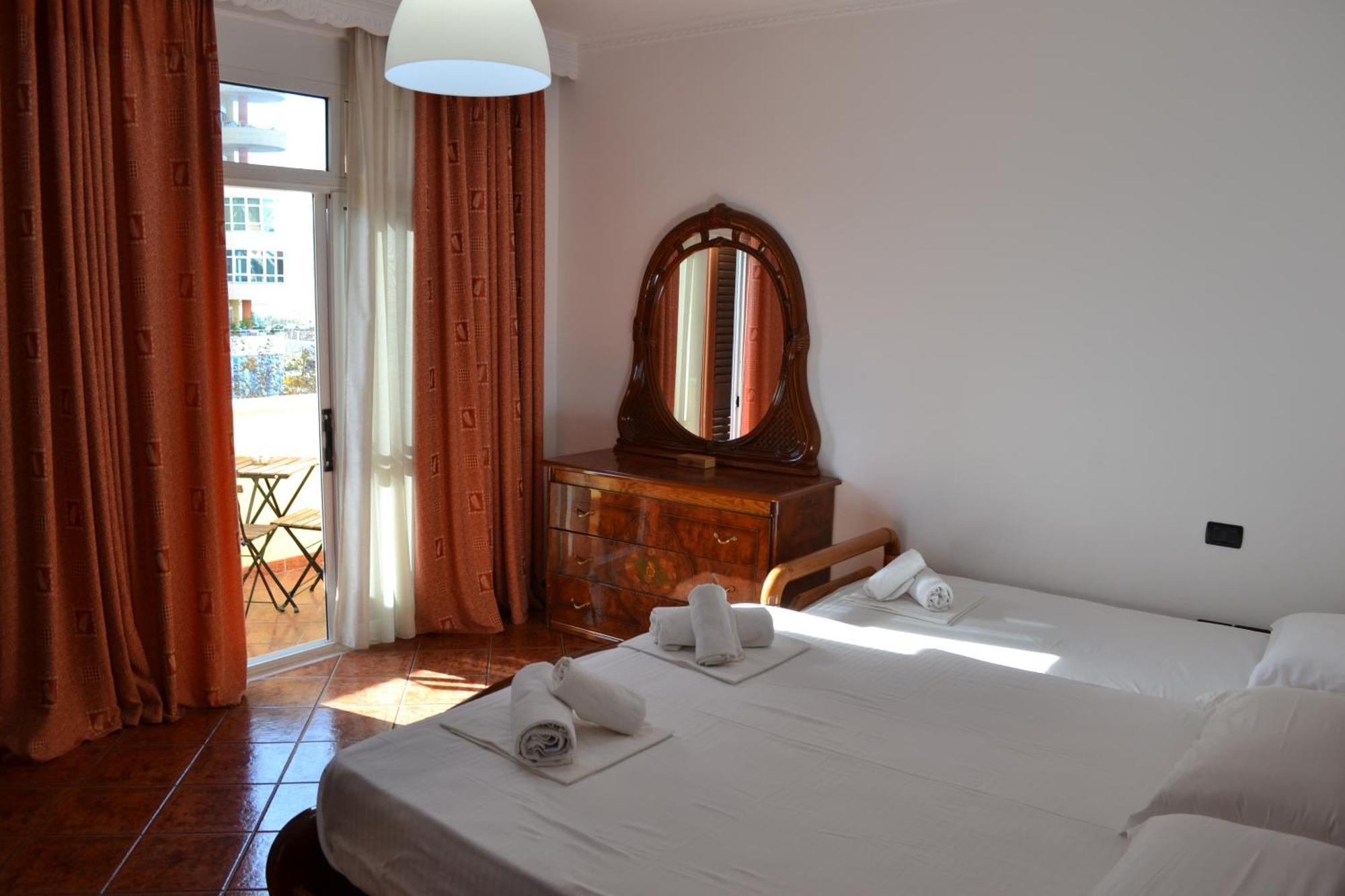 5 Bedrooms In Apartament