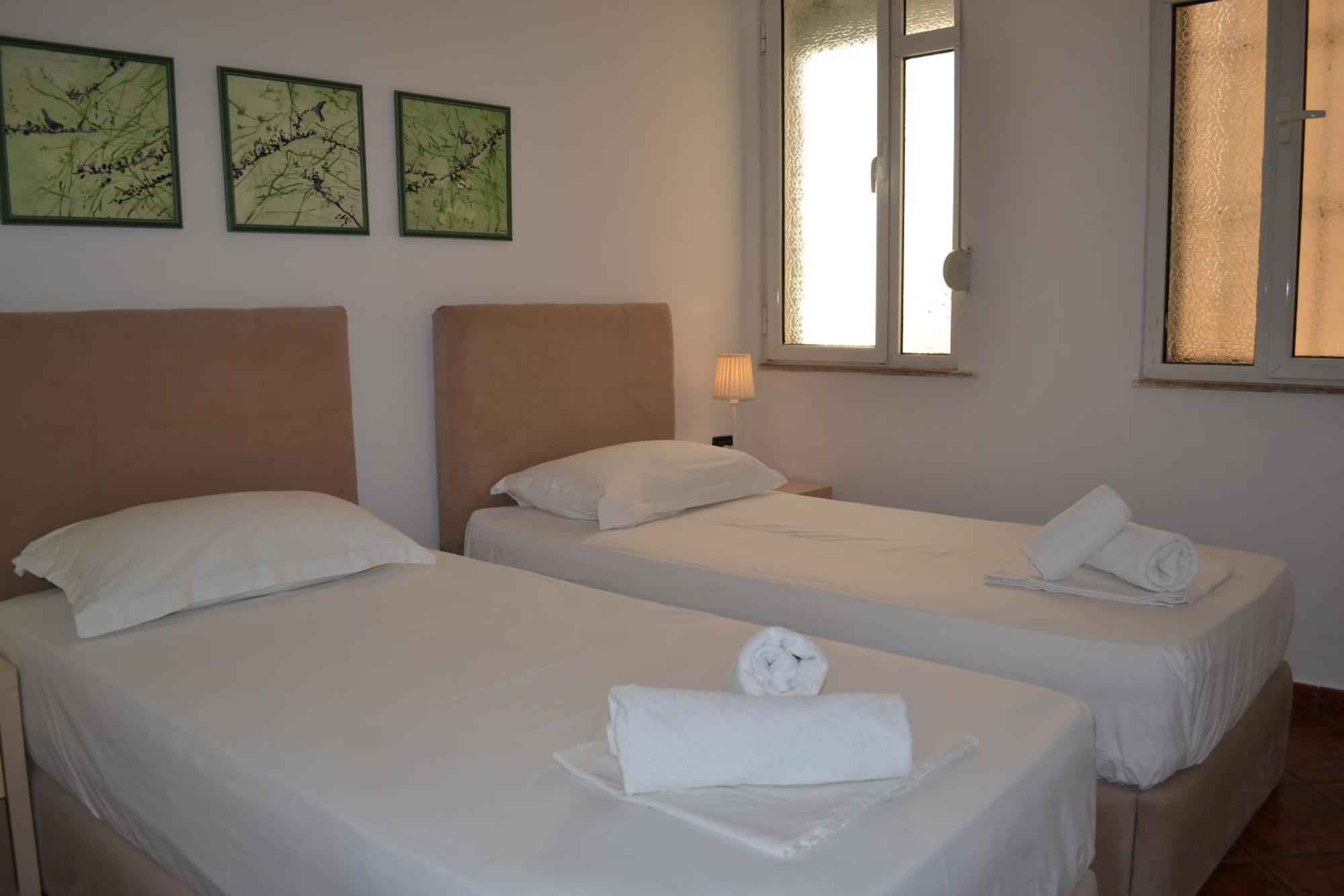 5 Bedrooms In Wlora