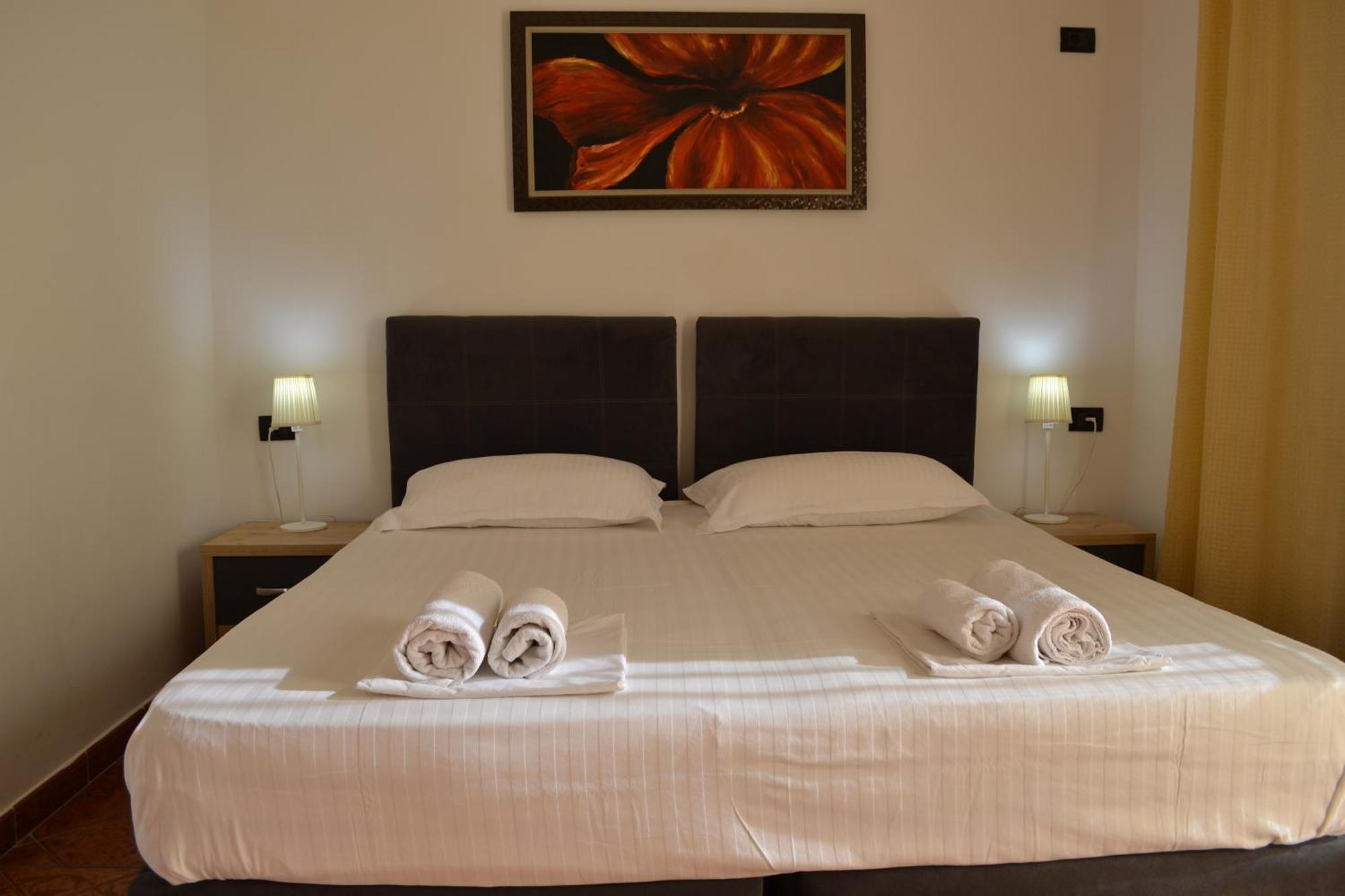 5 Bedrooms In * Wlora