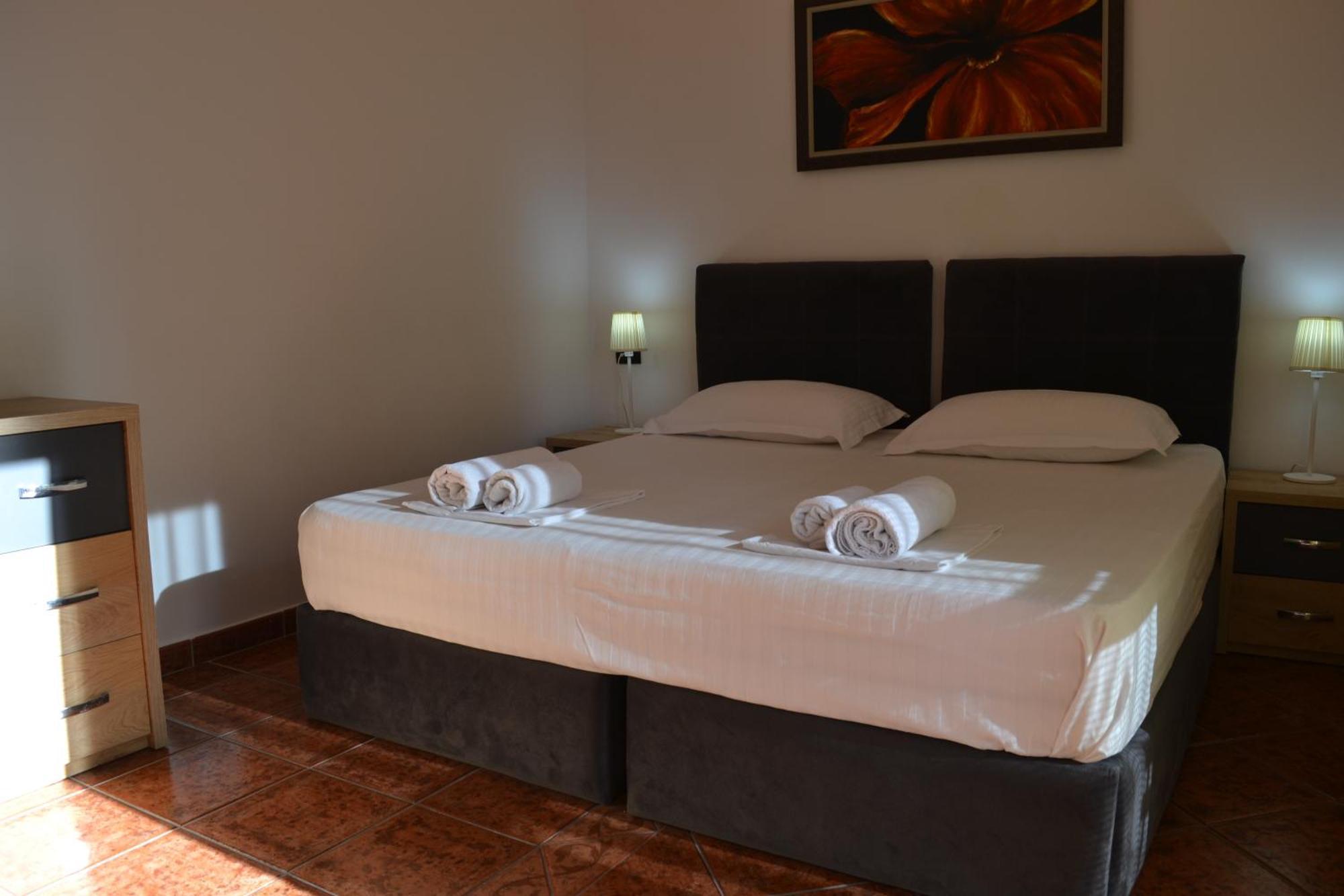 5 Bedrooms In Wlora