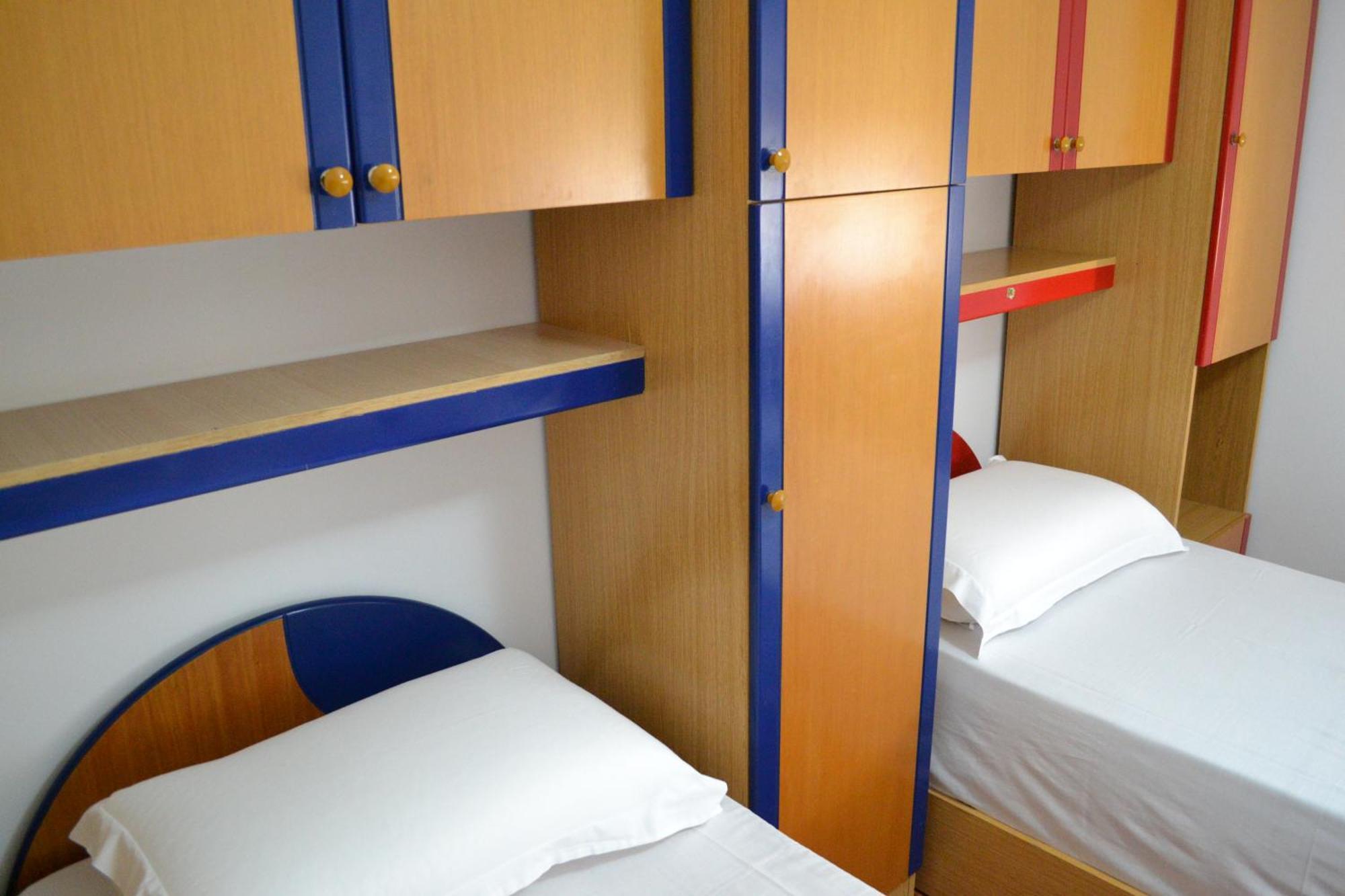 5 Bedrooms In Apartament