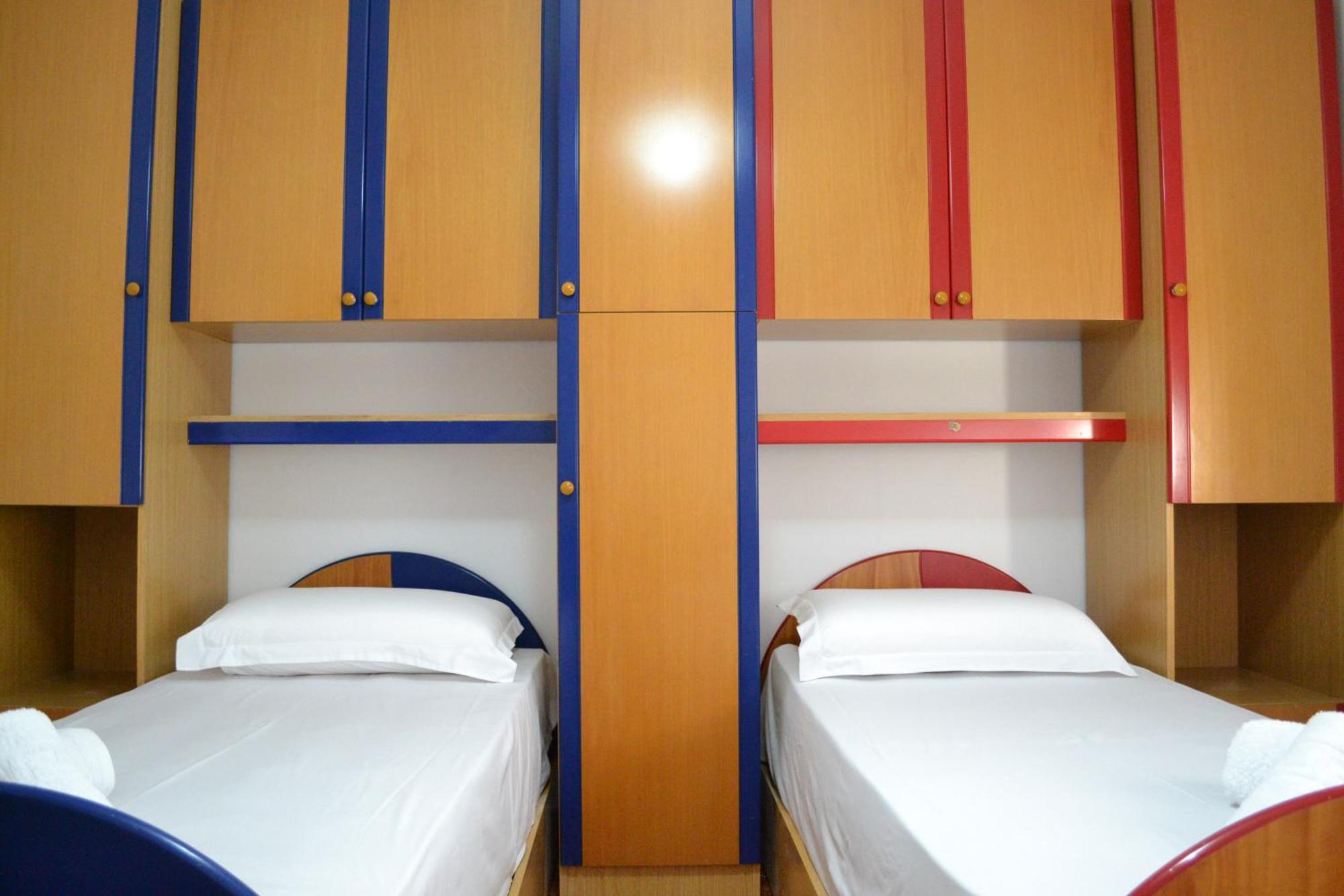 5 Bedrooms In Apartament *