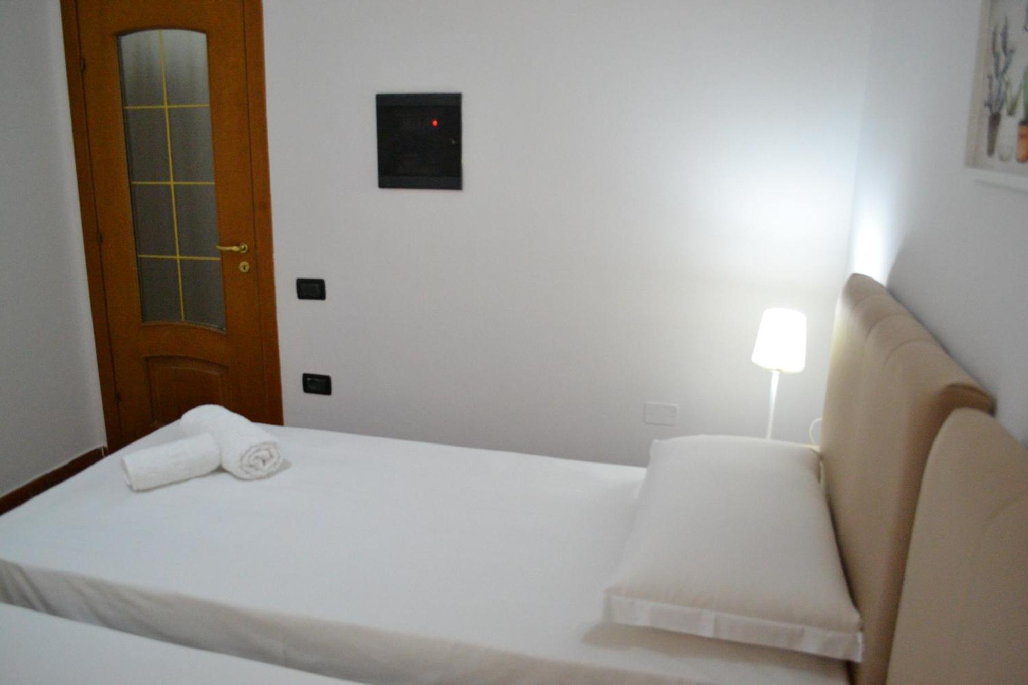 5 Bedrooms In Apartament *
