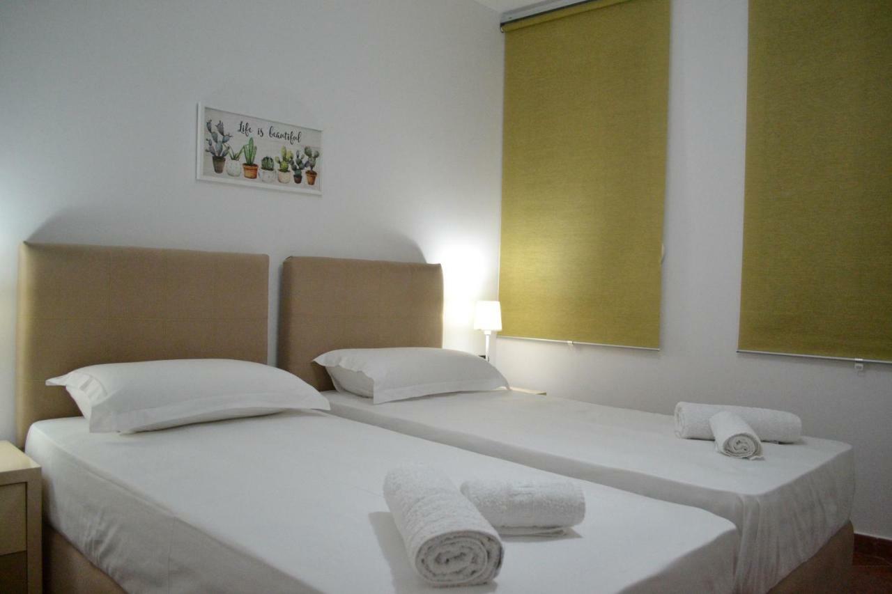 5 Bedrooms In Apartament *